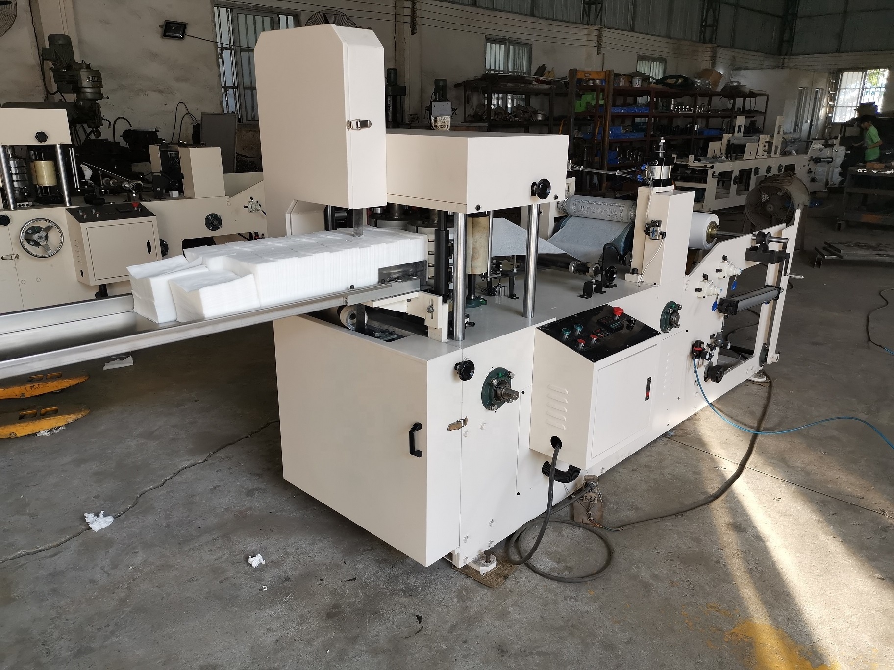 Factory direct sell tissue paper napkin making fold machine