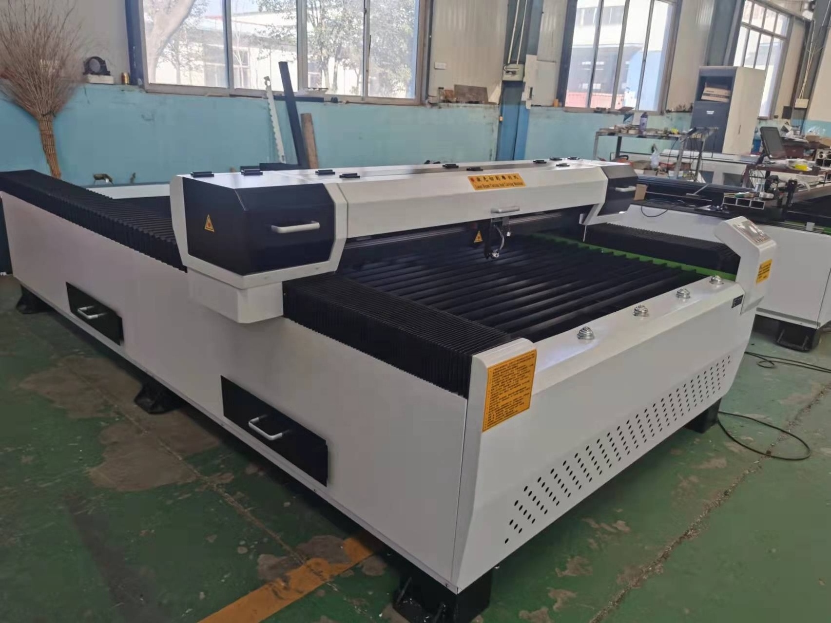 Adopt imported linear rail good price large laser cutter for cardboard 1325 laser cutting machine