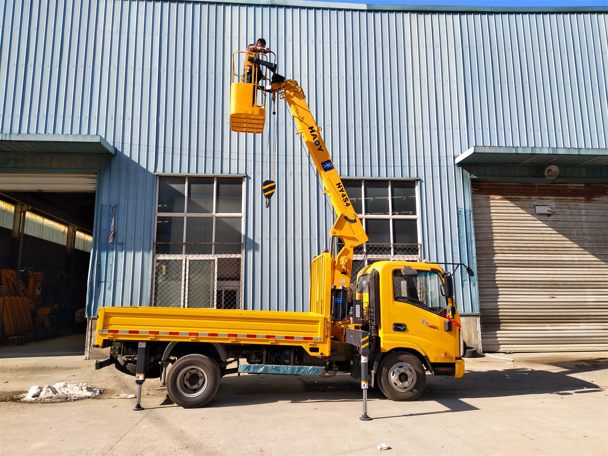 4t Telescopic Boom Self Loader Truck Mounted Crane with High Tangjun