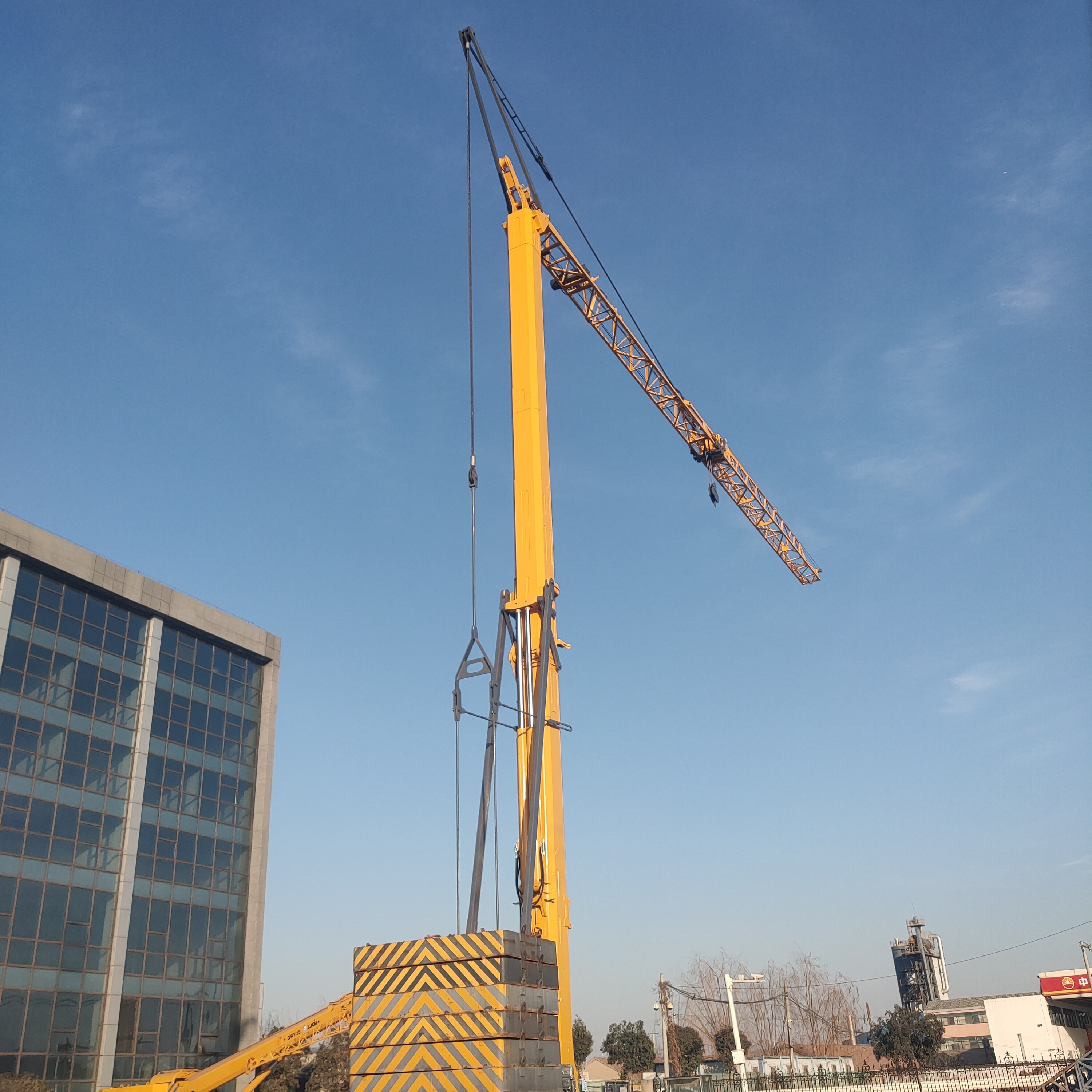 JFYT2527-30 Mini Tower Crane CE Provided Yellow 27m Jib Length 3ton Mini Self Erecting Mobile Foldable Tower Crane Construction