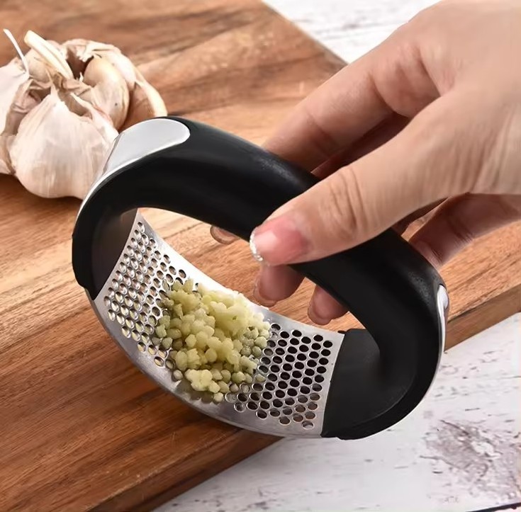 Novelties 2024 Kitchen Gadget 3in1 Garlic Crusher Mincer Chopping Rocker Manual Stainless Steel Garlic Press