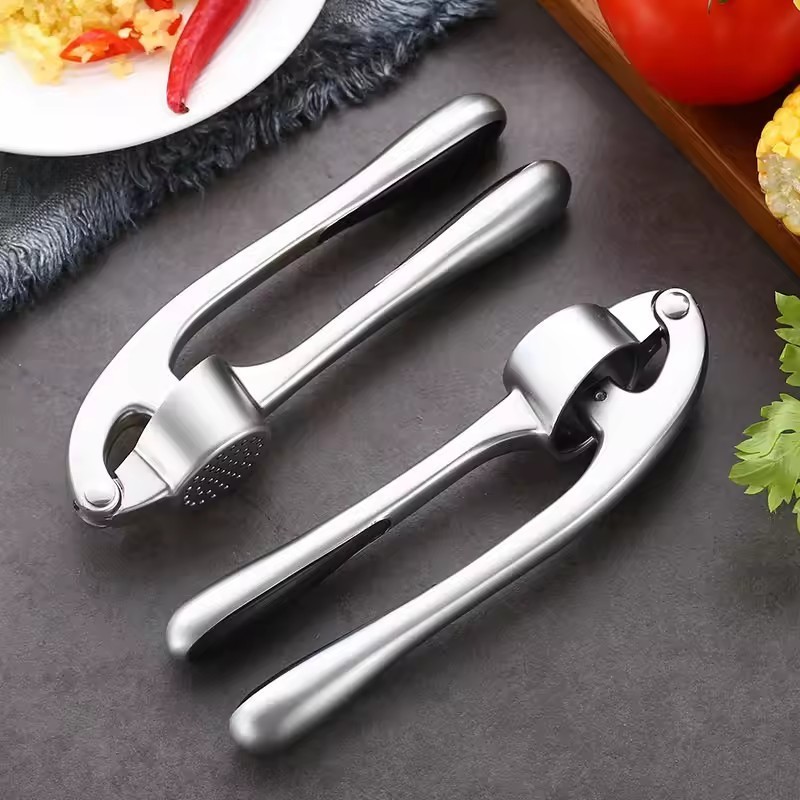 Novelties 2024 Professional Gadgets Handheld Squeezer Zinc Alloy Pressed Garlic Chopper Manual Stainless Steel Garlic Press