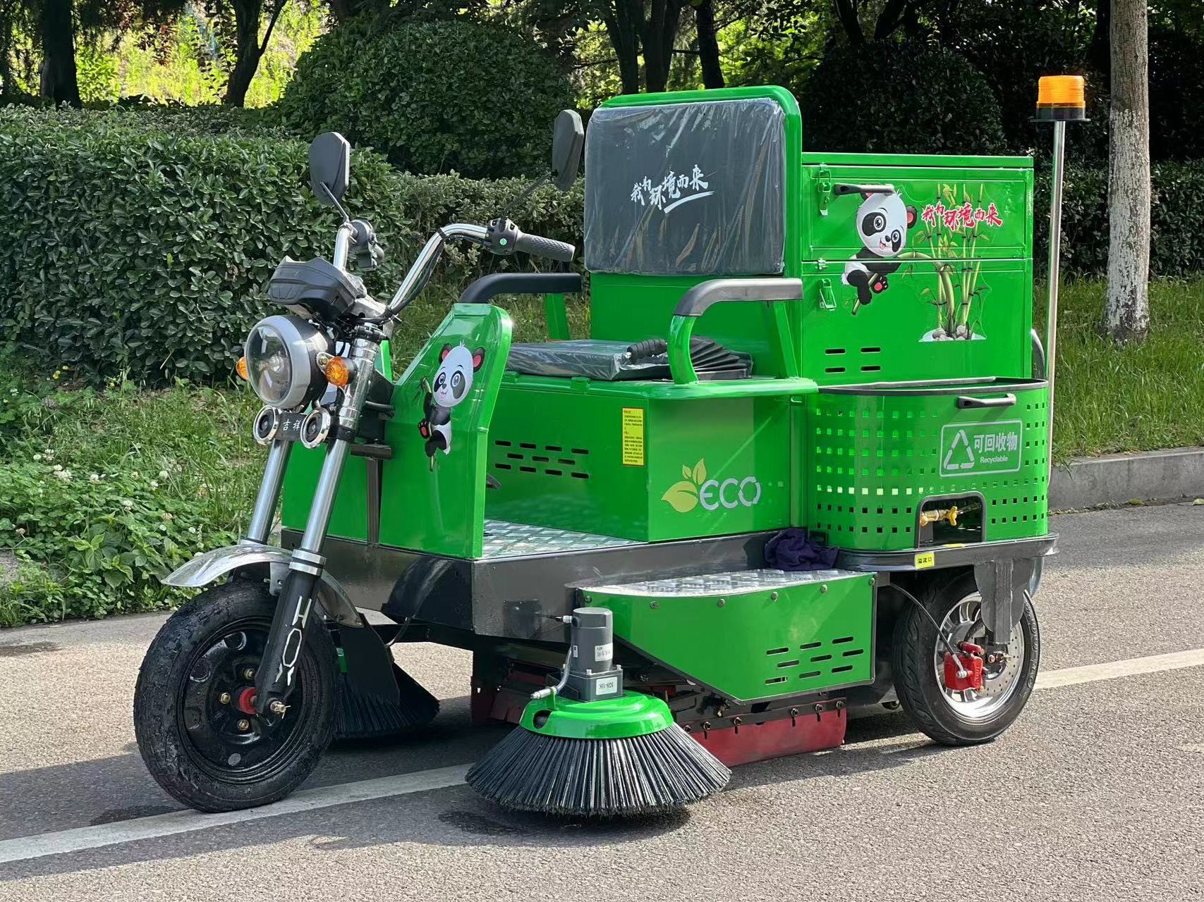 High efficiency Industrial Road Sweeper is used to sweep Leaves and Stone Sand from the Factory Road Park dock pavement