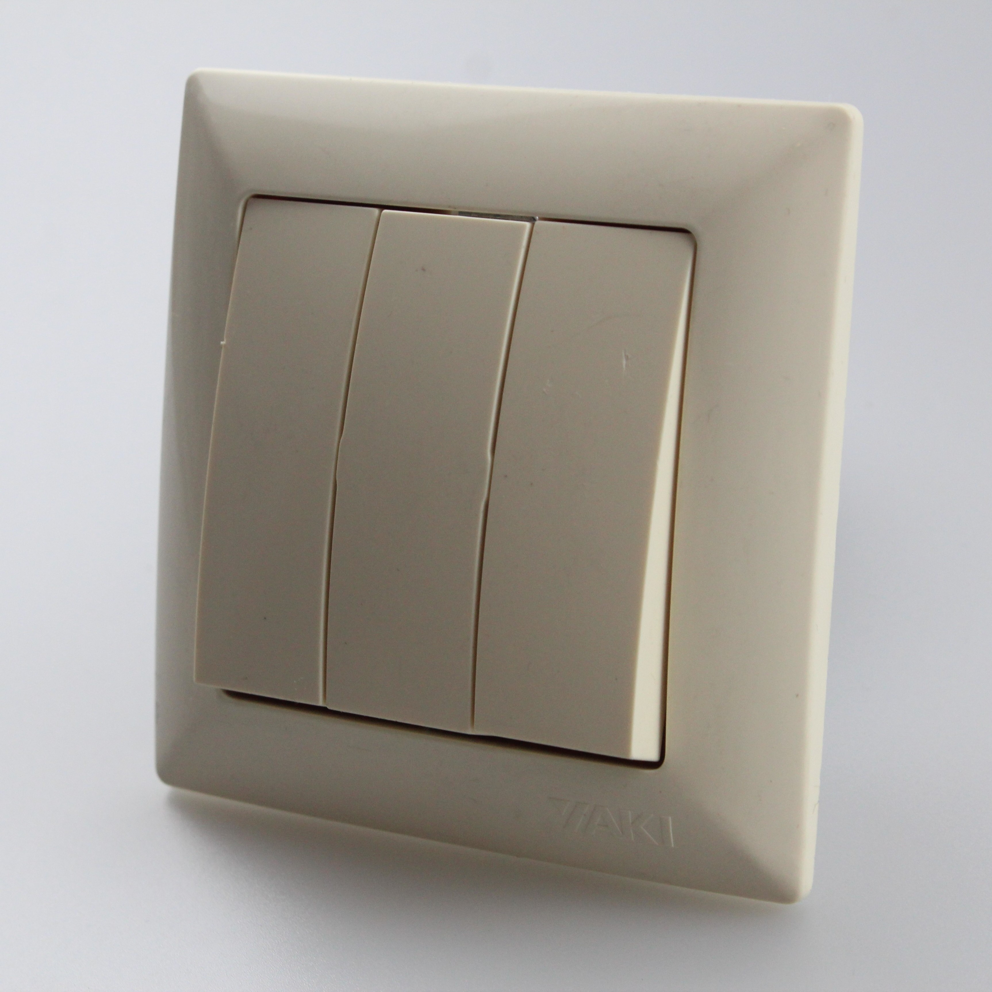 YAKI Brand CE Decorative Outlets And Switches European Standard Modular Switch Plates 3 Gang 3 Way 2 Way Wall Light Switch