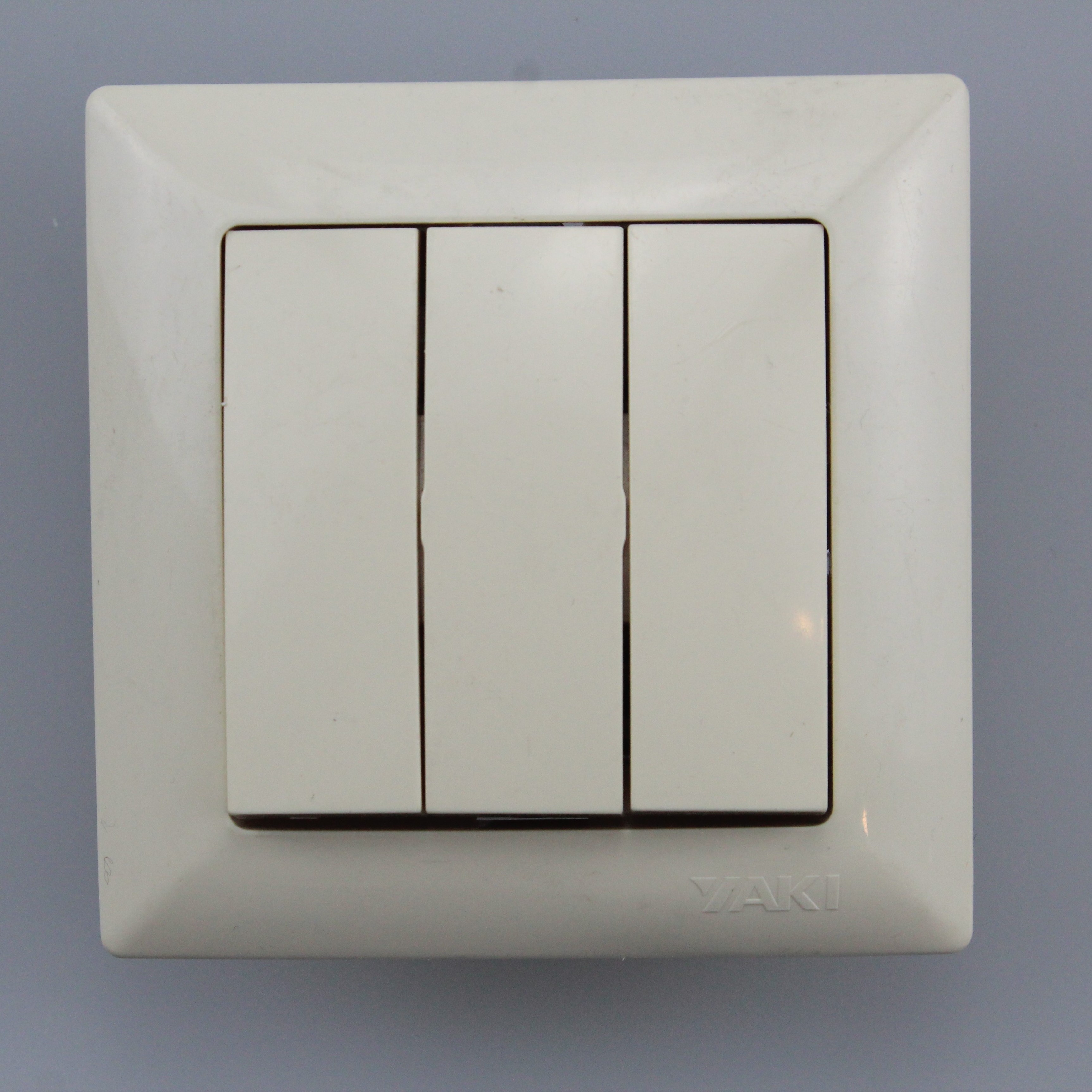 YAKI Brand CE Decorative Outlets And Switches European Standard Modular Switch Plates 3 Gang 3 Way 2 Way Wall Light Switch