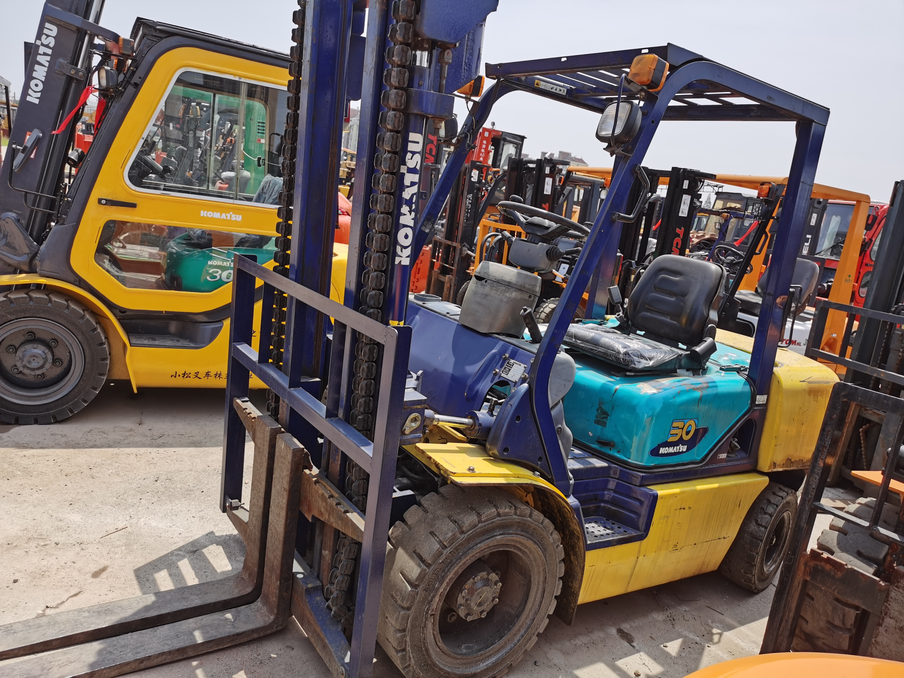 used komatsu 30 ton forklift sale in shanghai yard