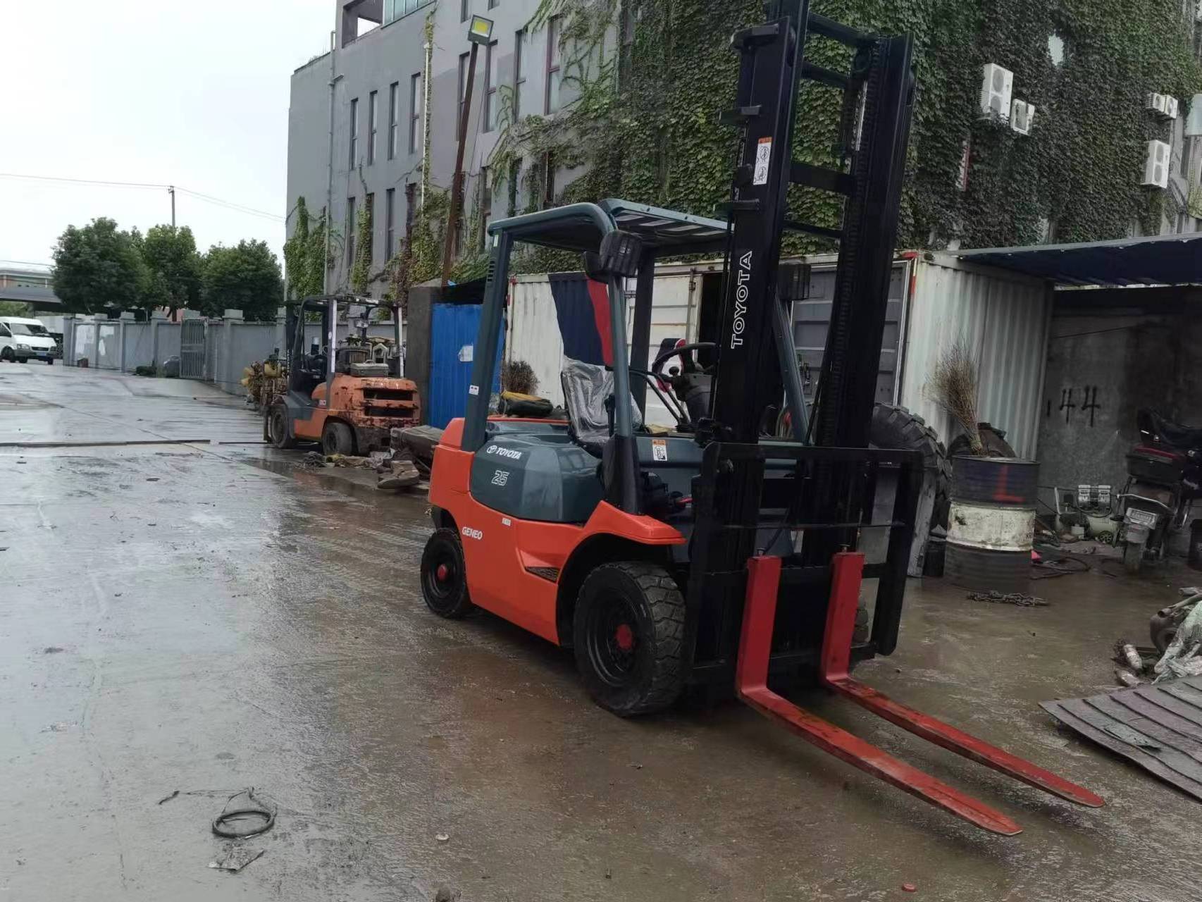 Used Toyota 25 2.5 ton diesel forklift 2.5 tonne Equipment can add side shift 3m/ 4m lifting height wholesale forklifts for sale