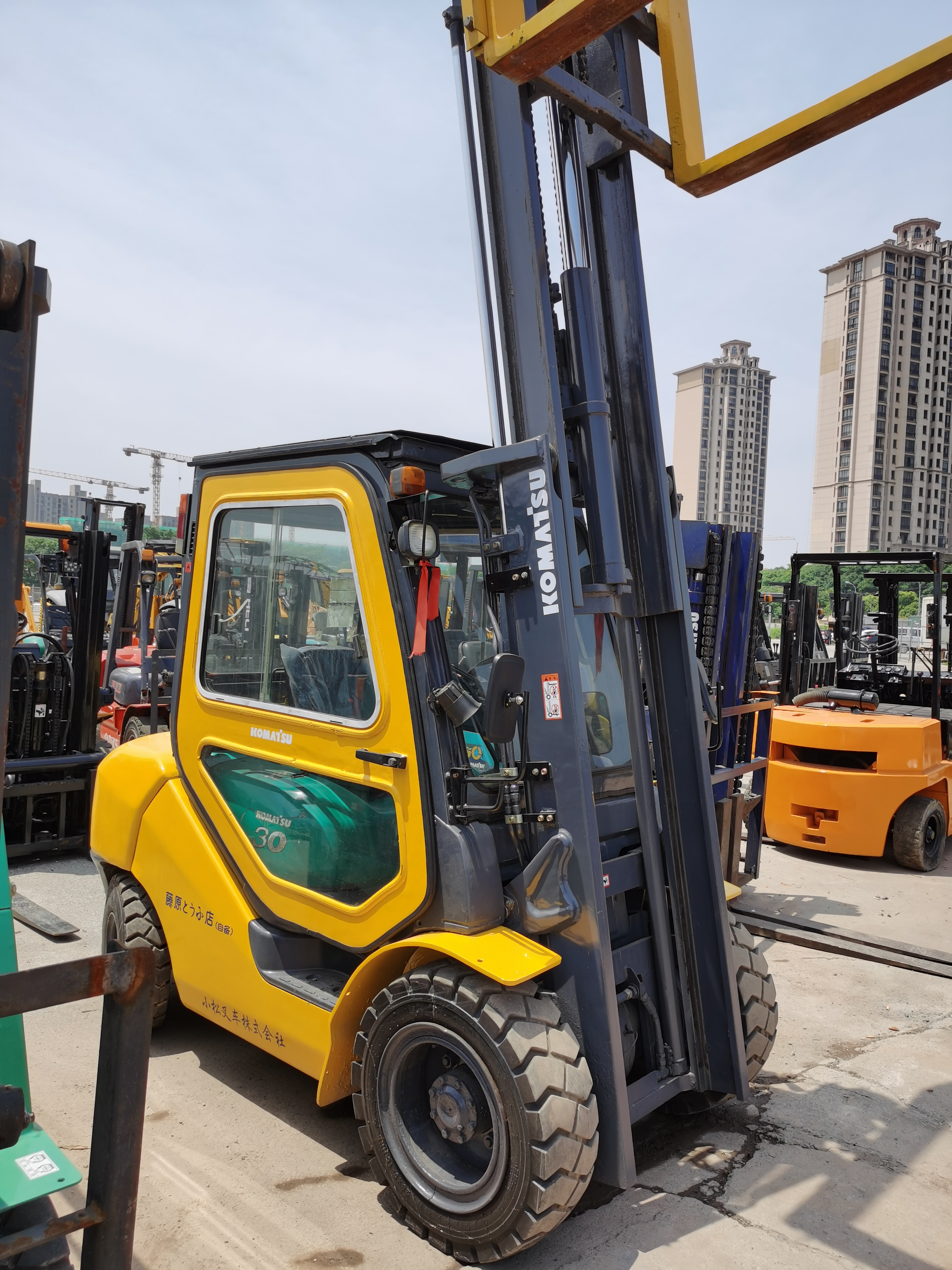 used komatsu 30 ton forklift sale in shanghai yard