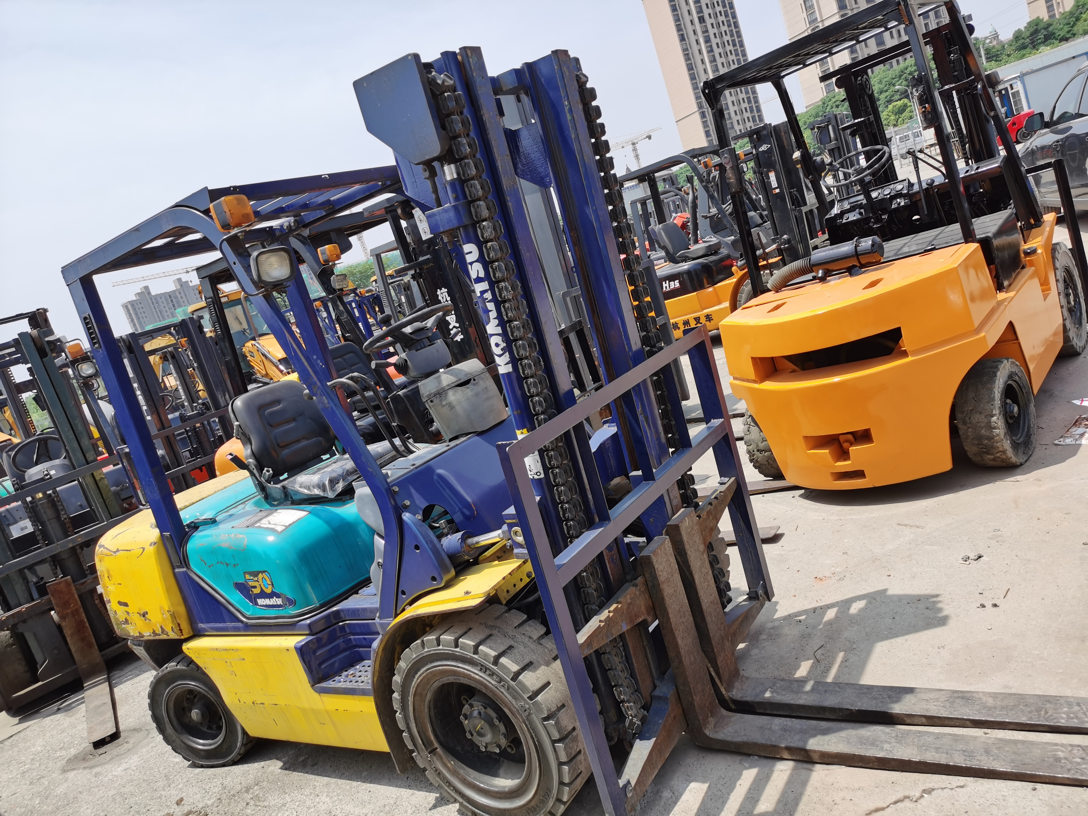 used komatsu 30 ton forklift sale in shanghai yard