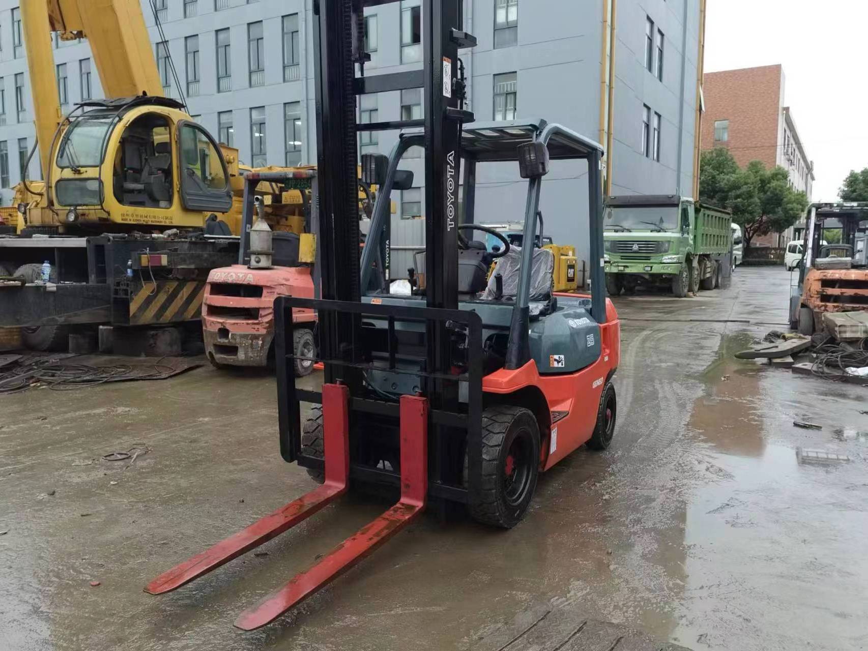 Used Toyota 25 2.5 ton diesel forklift 2.5 tonne Equipment can add side shift 3m/ 4m lifting height wholesale forklifts for sale