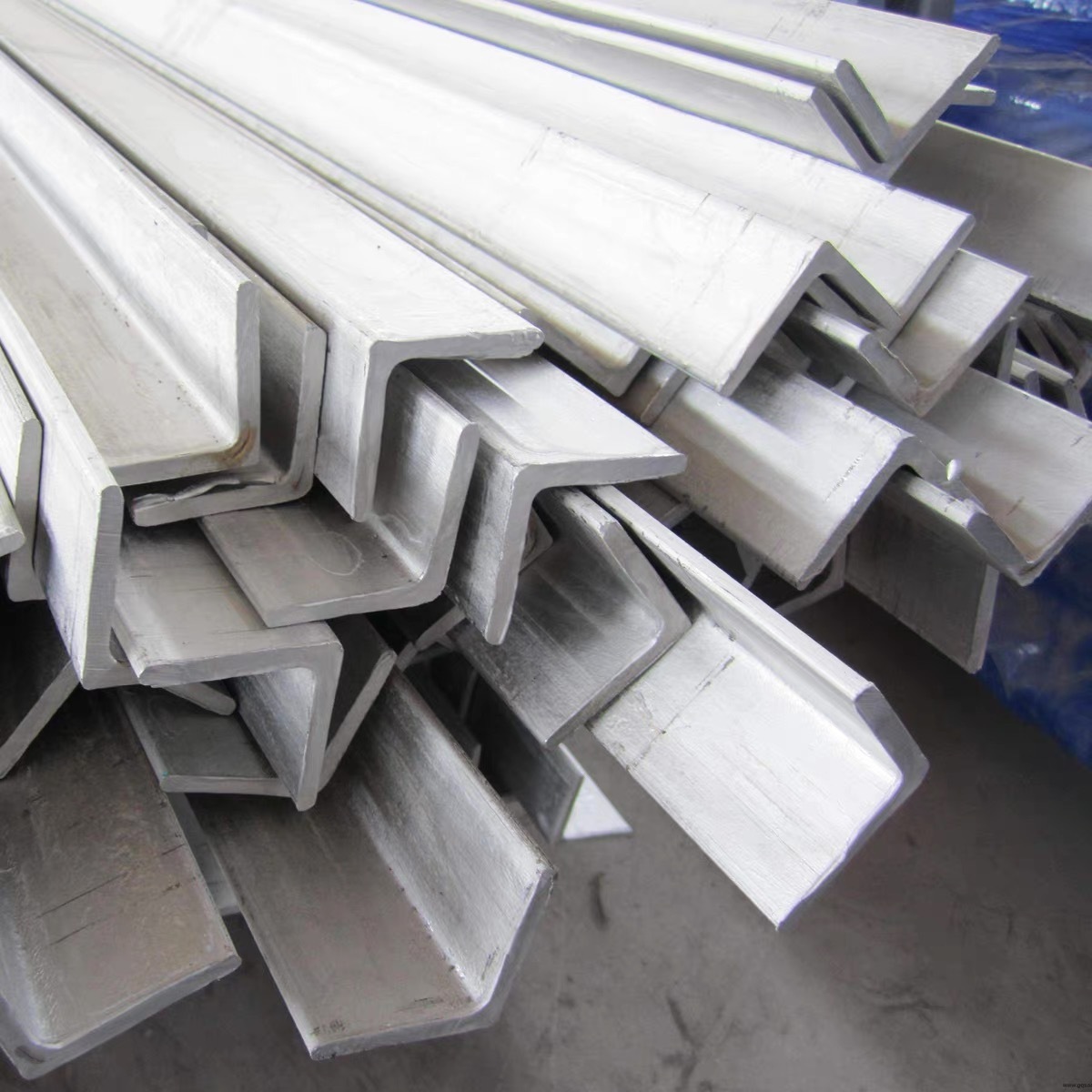 High Quality ASTM A992 A36 S235 Carbon Angle Iron hot rolled section steel hot-dip galvanized angle