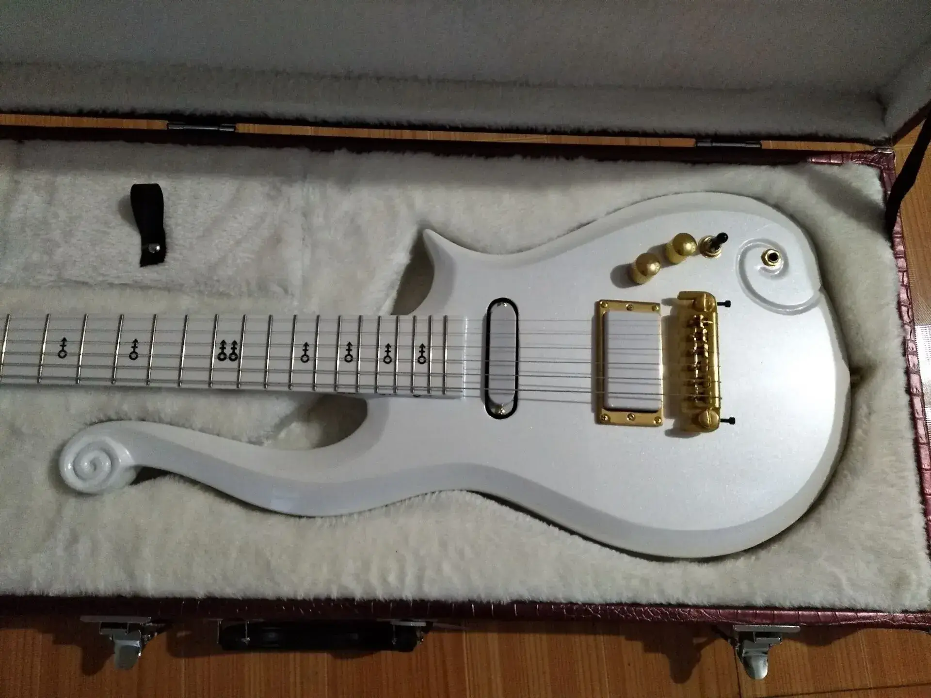 Super Rare Prince Cloud White Electric Guitar Alder Body Maple Neck Wrap Around Bridge Deluxe Purple Leather Hardcase White