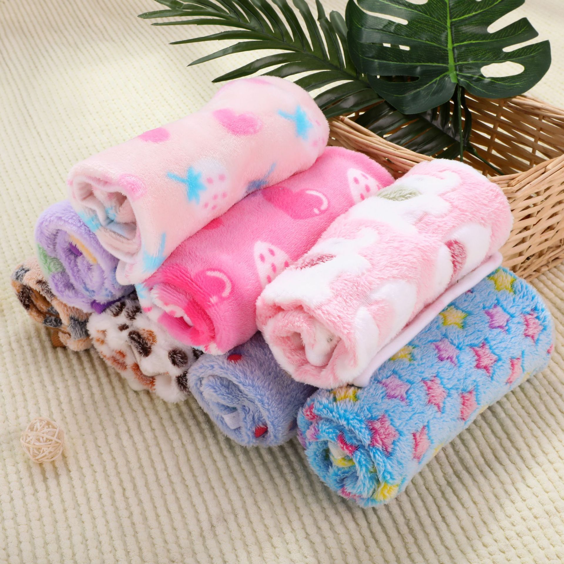 Factory Wholesale Flannel Coral Fleece Pet Dog  Soft  Blanket  Print Cut Throw Bed