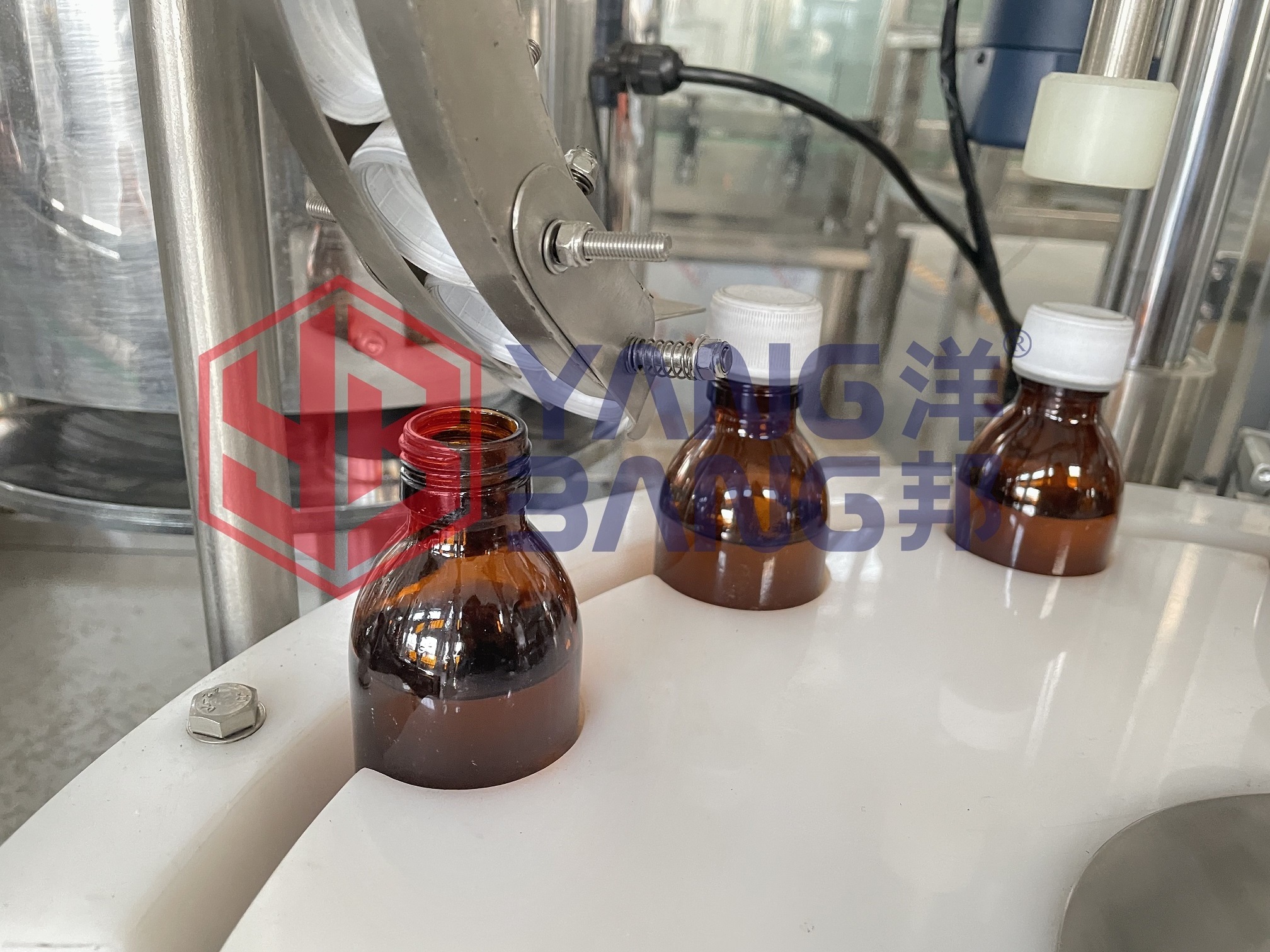 YB-YG4B  Fully automatic 125ml 200ml cough syrup filling machine glass bottle filling crimping sealing machine low price