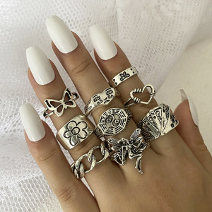 Hot Selling Alloy Chain Retro Crying Face Ring Playing Cards Hollowed Out Love Daisy Flower Ring Set For Women