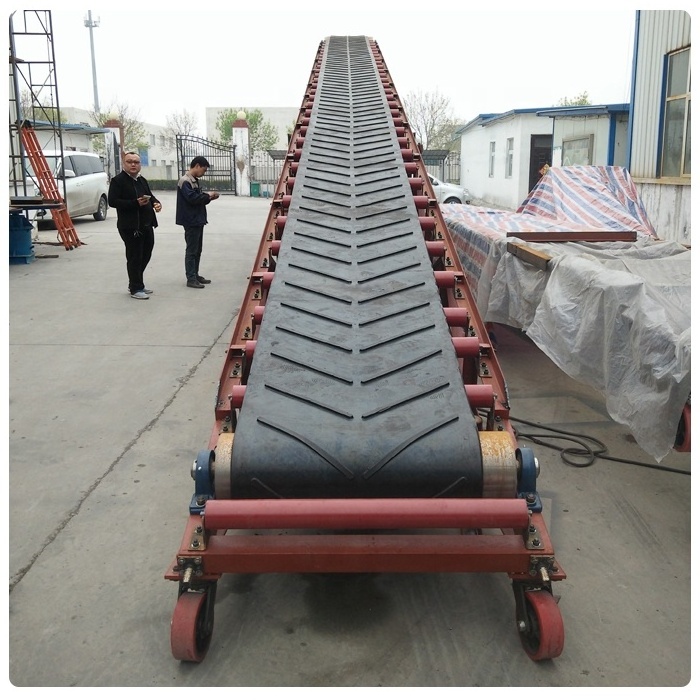 Truck loading and unloading mobile belt conveyor