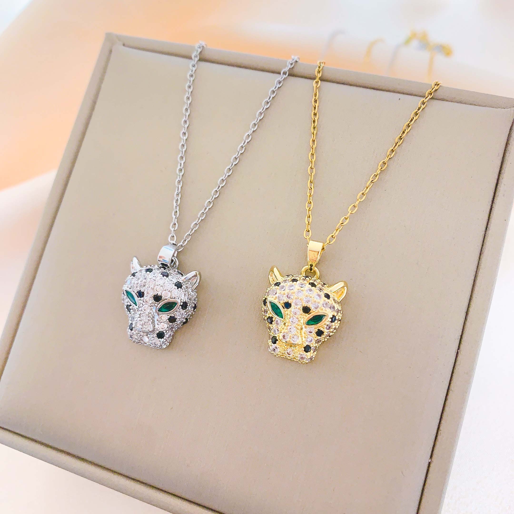 Cubic zirconia copper alloy leopard gold-plated pendant with titanium steel necklace suitable for women's daily wear