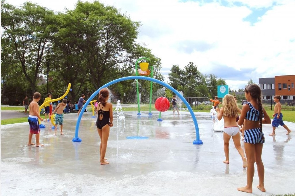 Customized Outdoor Swimming  Water Playground Fiber Glass Plastic Slides Water Park With Splash Equipment