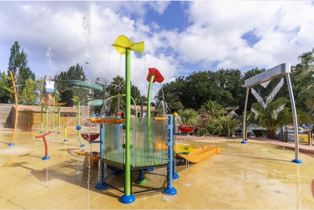 Customized Outdoor Swimming  Water Playground Fiber Glass Plastic Slides Water Park With Splash Equipment