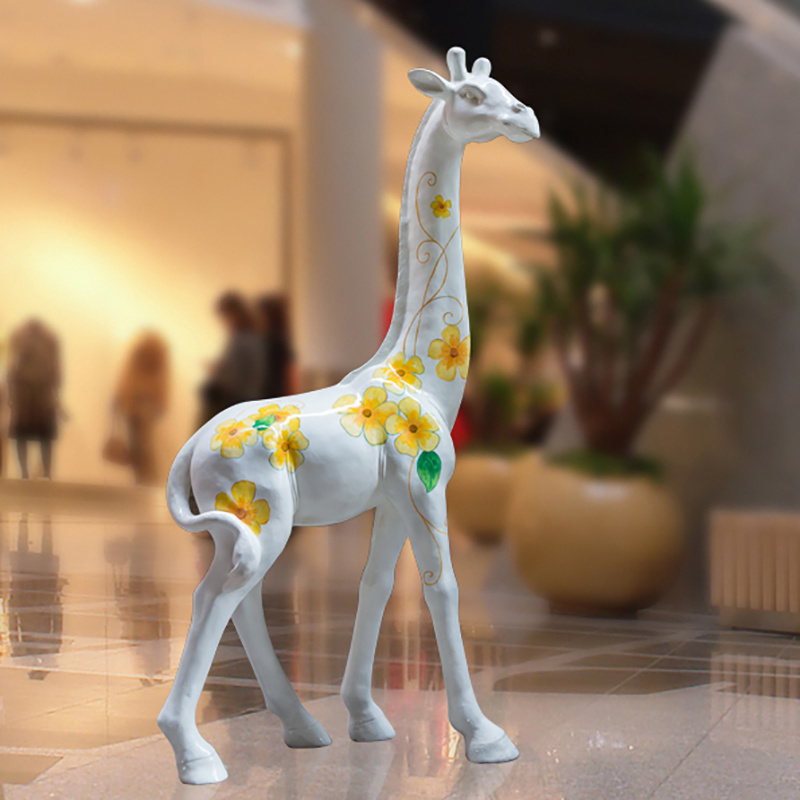 Design life size large fiberglass giraffe animal resin large giraffe statue for garden park shop window display Rural nature