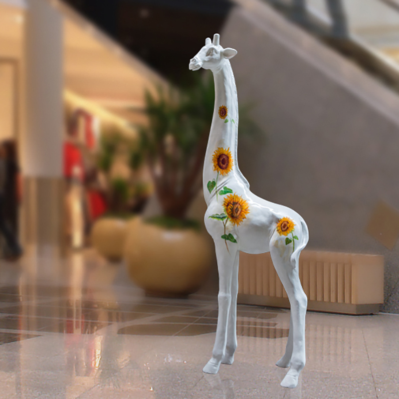 Design life size large fiberglass giraffe animal resin large giraffe statue for garden park shop window display Rural nature