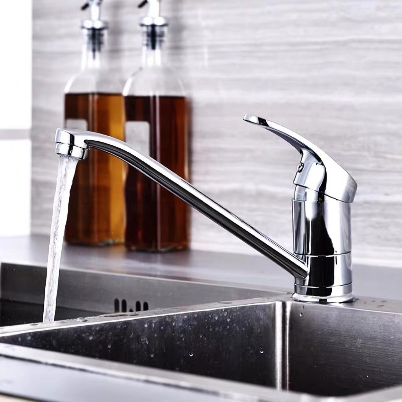 Factory Wholesale Cheap Braas Tap Single Handle Long Neck Faucet Hot And Cold Sink Kitchen Faucets