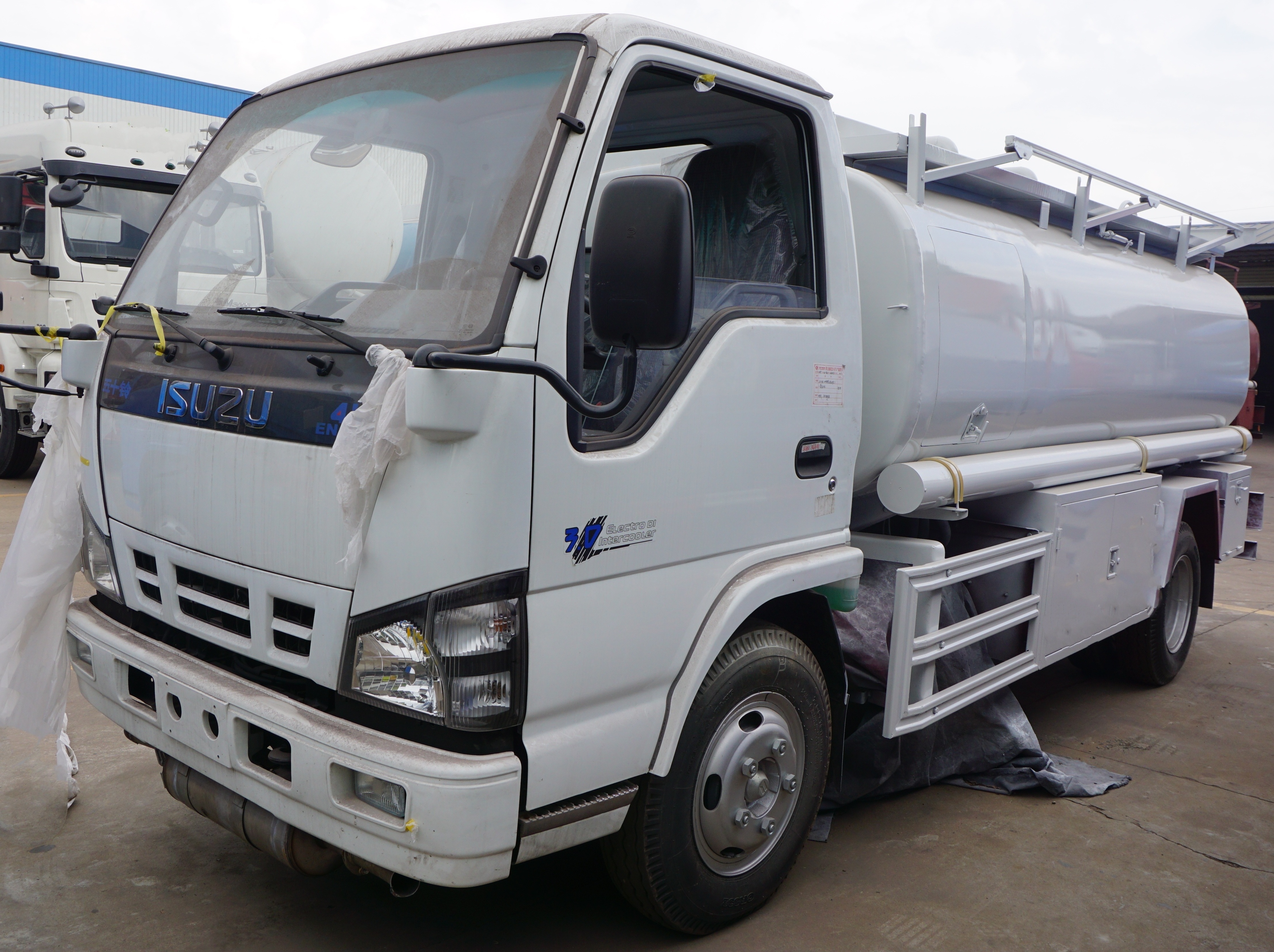 ISUZU First Two After Four Mobile Tank Trucks Small Oil Delivery Vehicles Mobile Small Tank Trucks