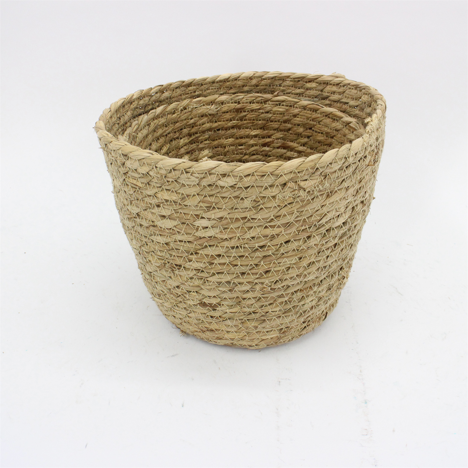 Wholesale eco-friendly custom size straw rope cheap picnic storage baskets for home