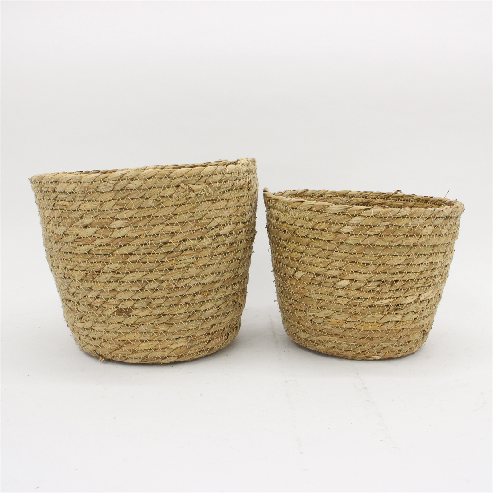 Wholesale eco-friendly custom size straw rope cheap picnic storage baskets for home