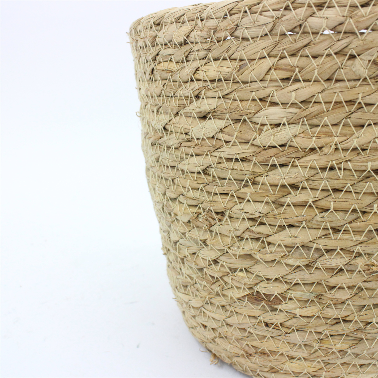 Wholesale eco-friendly custom size straw rope cheap picnic storage baskets for home