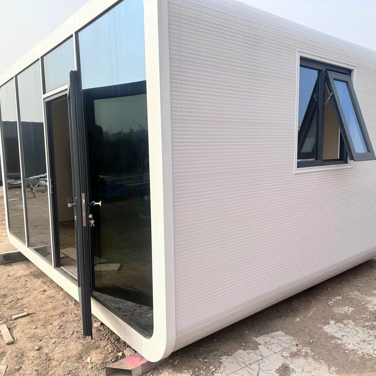 2024 Hot Selling Apple Cabin Mobile Container House for Home Office Hotel Use Custom-Made Flexible Prefabricated Homes