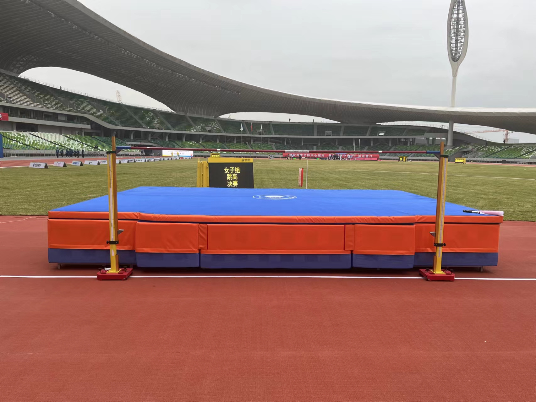 HIGH JUMP PITS STANDARDS UPRIGHT POST AND BASE PADS MATS WITH IAAF CERTIFIED not used high jump mats for sale