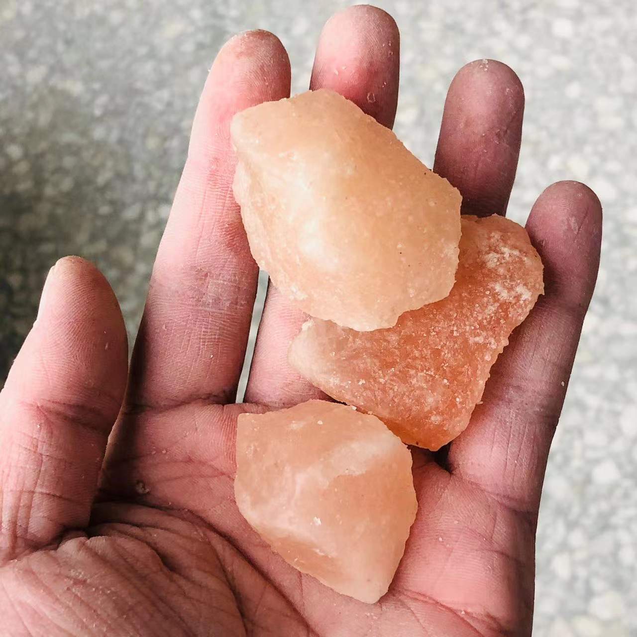 wholesale natural rough himalayan salt healing raw stone and raw crystal for decoration or gift