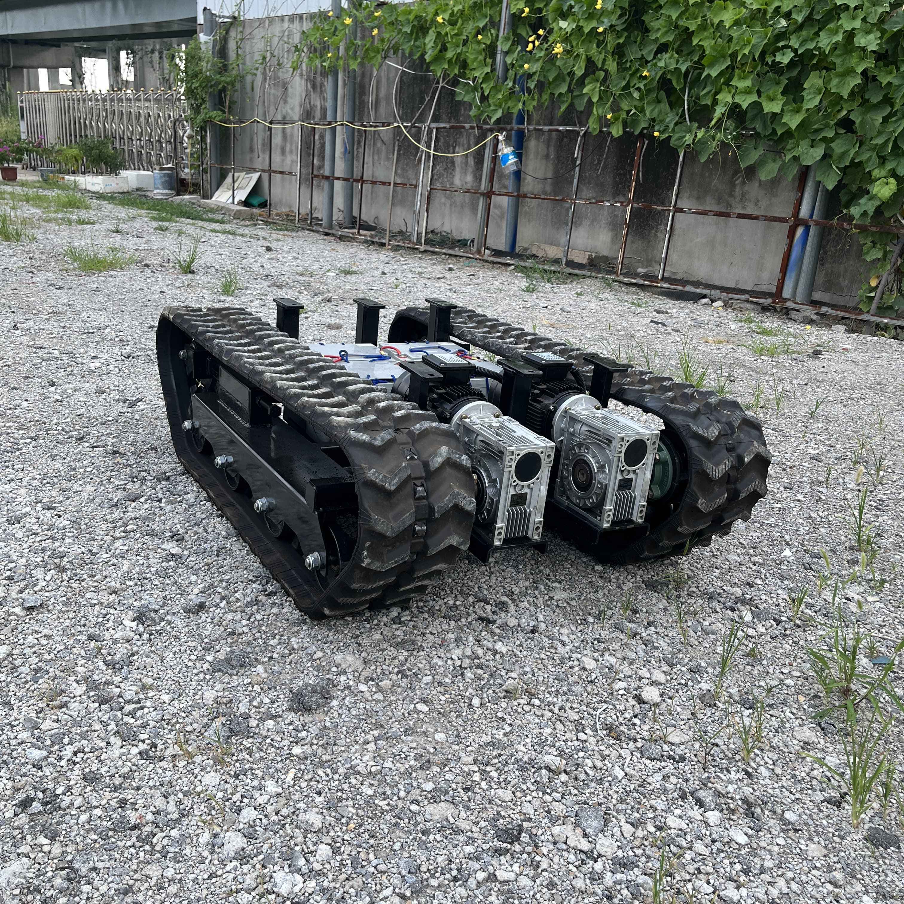 Remote Control Smart Robot Tank Chassis Electric Crawler Metal Track Tank Chassis 4 Wheel With Controller