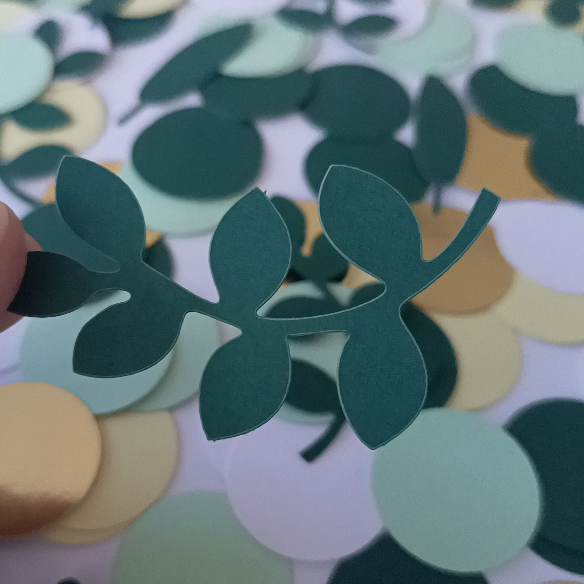 Customized Jungle Theme Round Leaves Confetti Baby Girl Boy Baby Shower Happy Birthday Party Paper Table Confetti