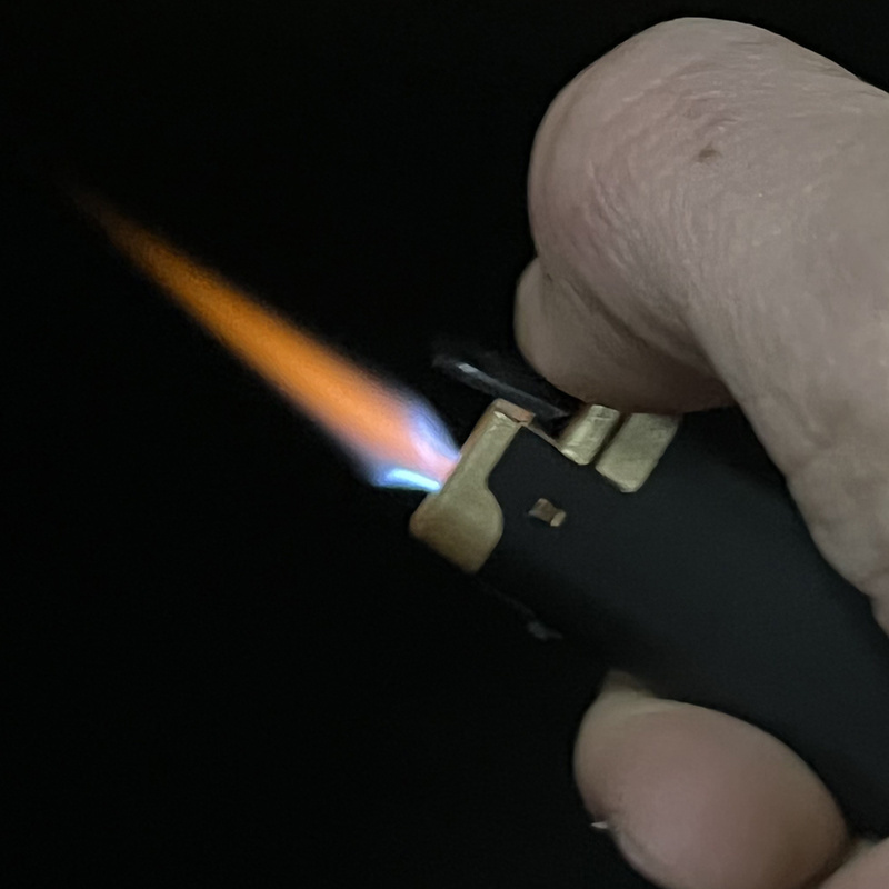 Custom Logo Matt Color Plastic Butane Gas Refillable Feuerzeug Rechargeable Windproof Flame Cigarette  Cigar Lighter