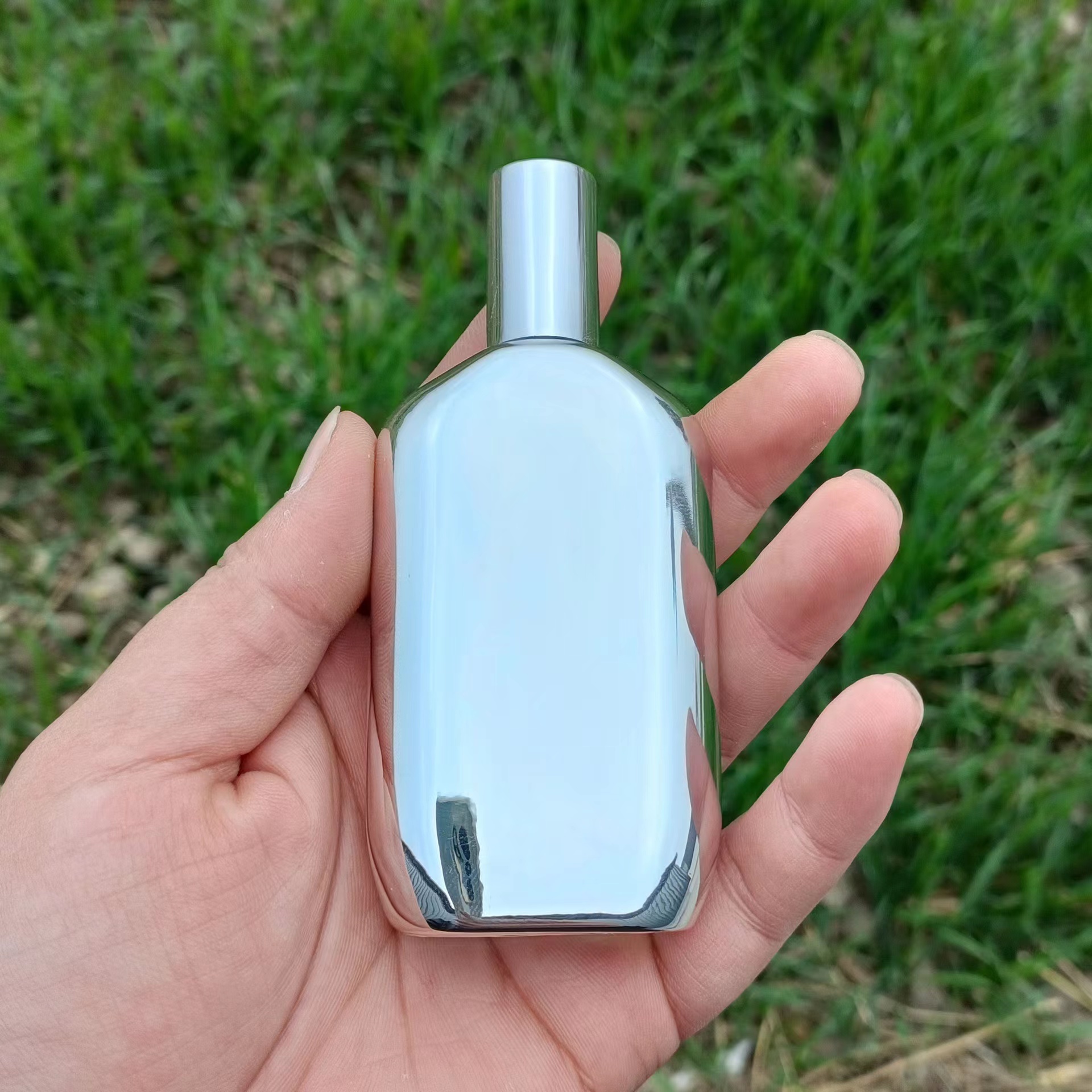 50ml Free Sample Empty Luxury Silver Electroplating Oblate Spray Refillable Perfume Bottle Perfume Oil Pump Glass Bottle