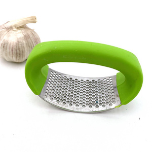 Hot selling kitchen garlic grinder Arc ring garlic press Multifunctional manual garlic masher