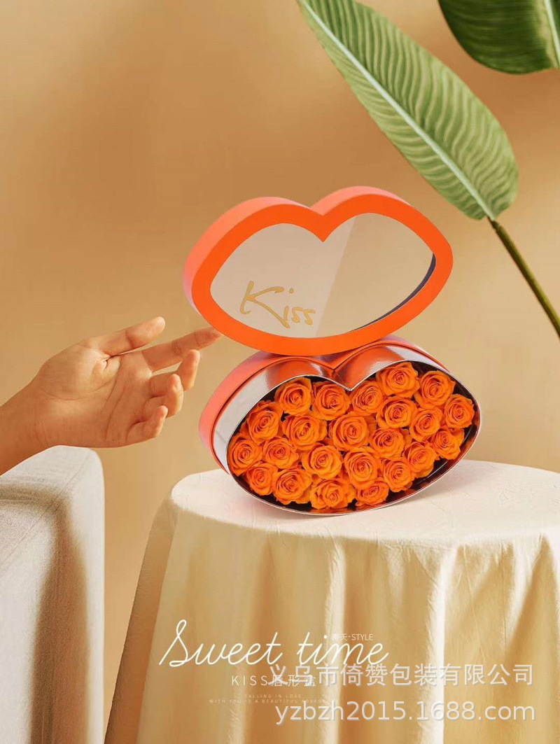 New Qixi Kiss lip shaped flower box for Valentine's Day gift Bouquet wrap with gold bronzing and open window hugging box