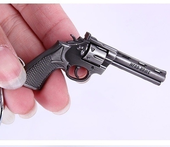 L180  Game zinc alloy keychain revolver simulation pistol model car key chain bag pendant promotional gift