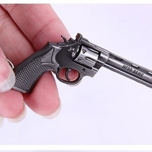 L180  Game zinc alloy keychain revolver simulation pistol model car key chain bag pendant promotional gift