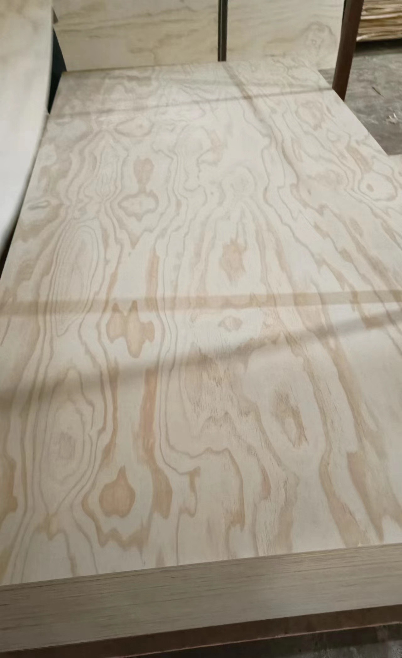 China Cheap Price Wood Plywoods Manufacturer 18mm 1220*2440mm Radiata Pine Plywood Sheet