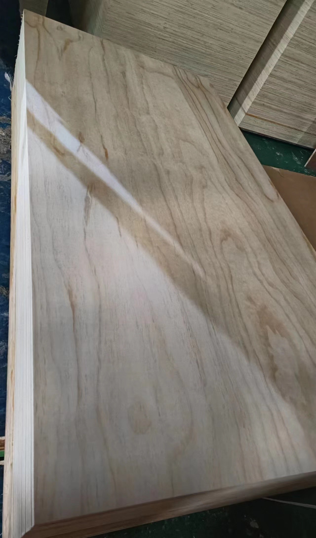 China Cheap Price Wood Plywoods Manufacturer 18mm 1220*2440mm Radiata Pine Plywood Sheet