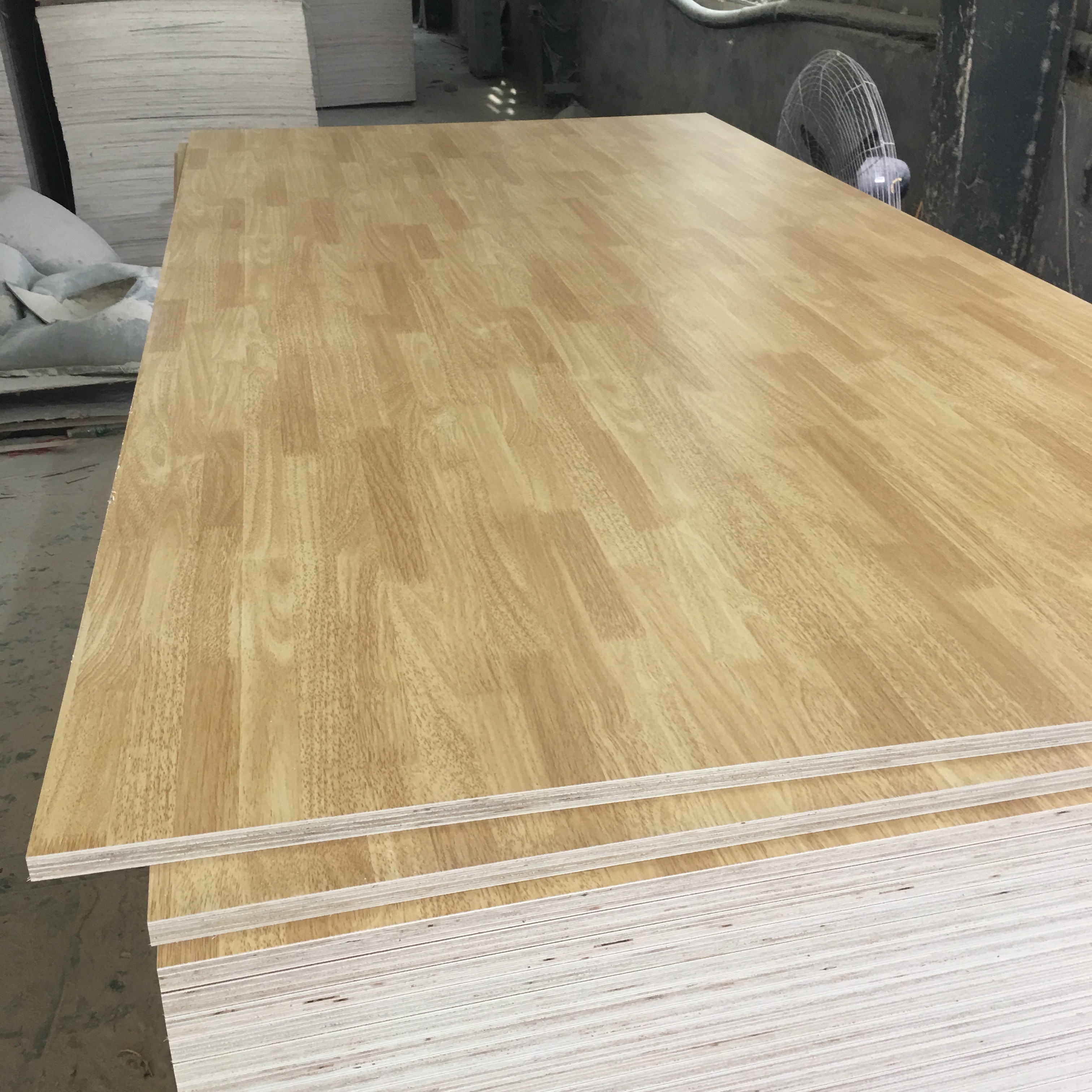 China sale cheap price and good quality 4*8ft 18mm normal glue melamine plywood for cabinet