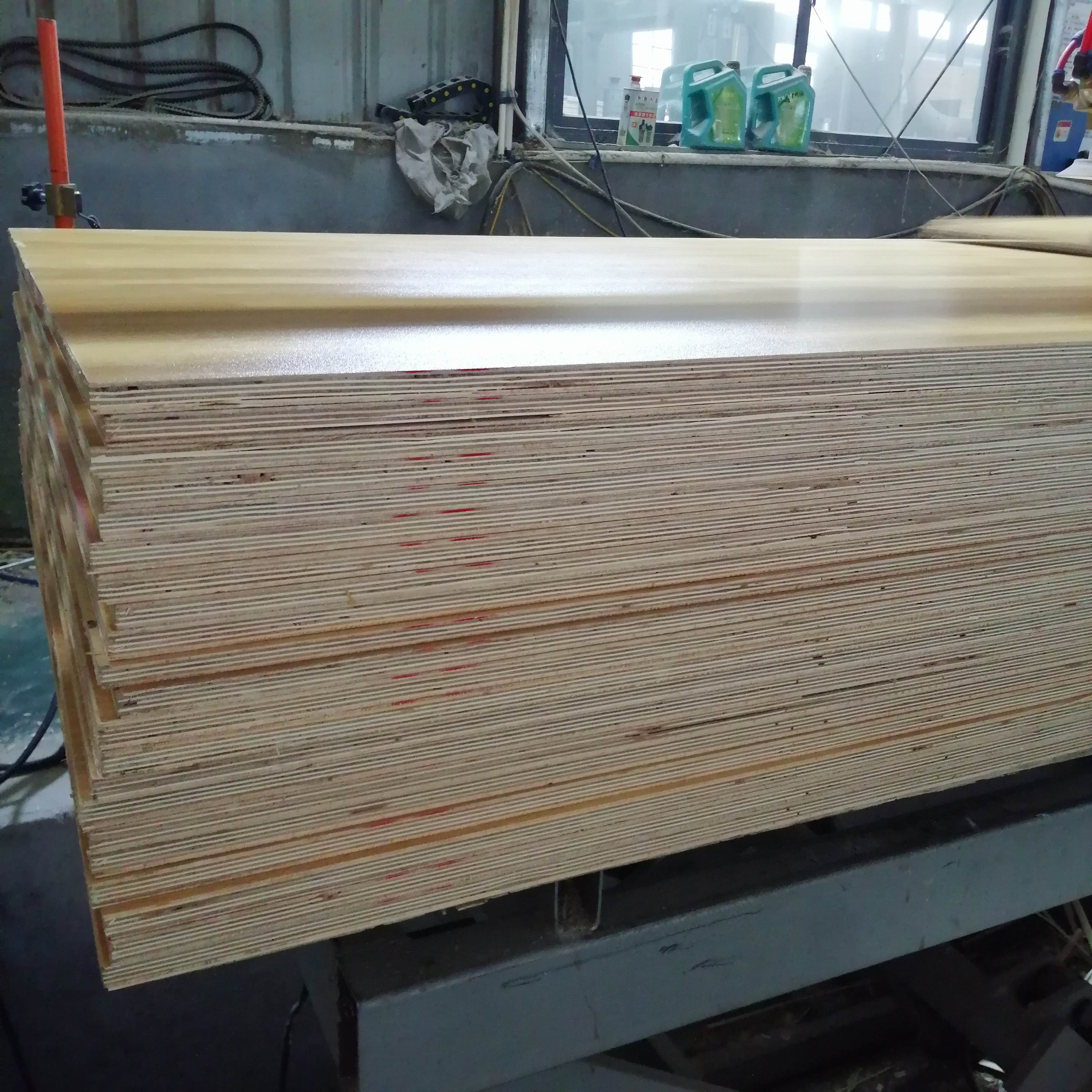 China sale cheap price and good quality 4*8ft 18mm normal glue melamine plywood for cabinet