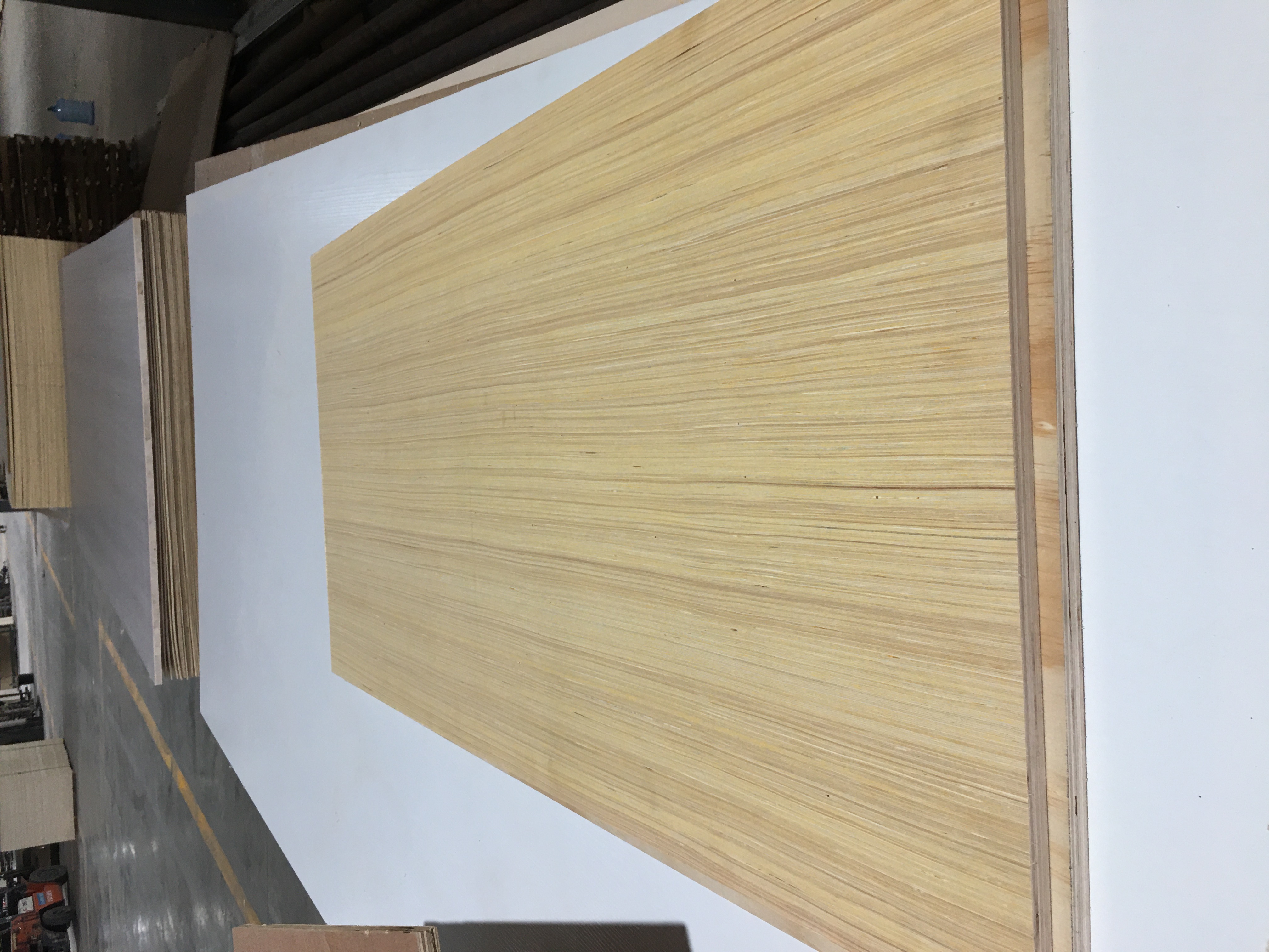 Sale Furniture Grade Laminated Marine Plywood 18mm Living Room Melamine Paper Contemporary E1 Mdx Plywood for Indoor Furniture