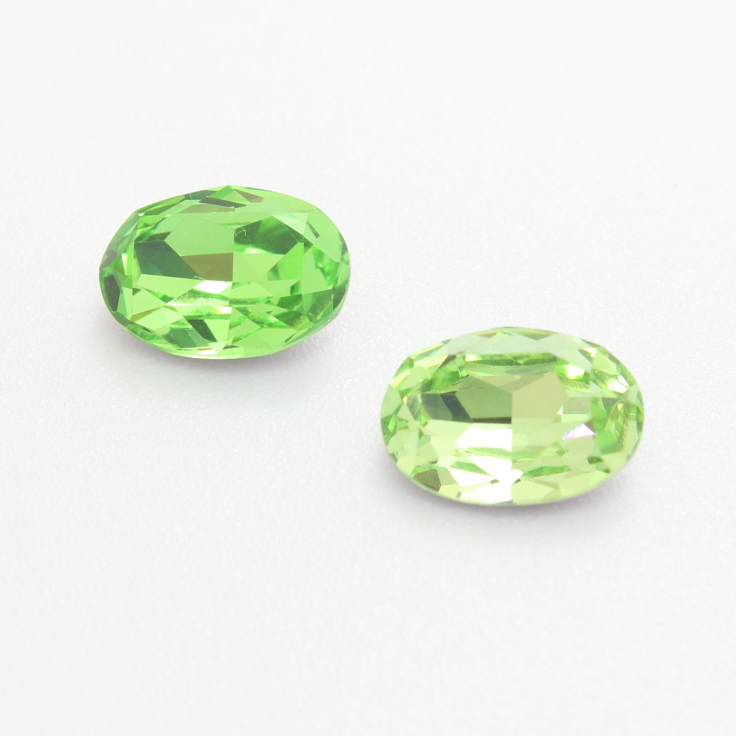 Loose Gemstones Green Color Oval Shape 4*6mm Glass Synthetic Stones for DIY Jewelry