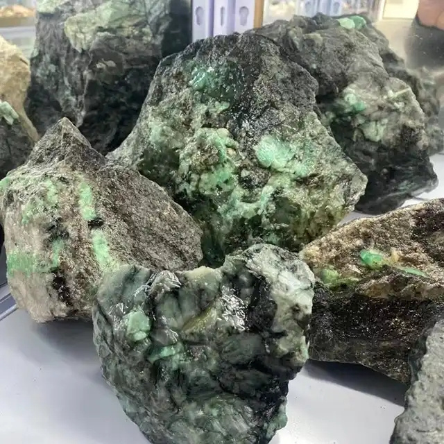 Natural Green Emerald Rough stone Fine Raw Rough Stones Wholesale Factory Price Raw emerald stone