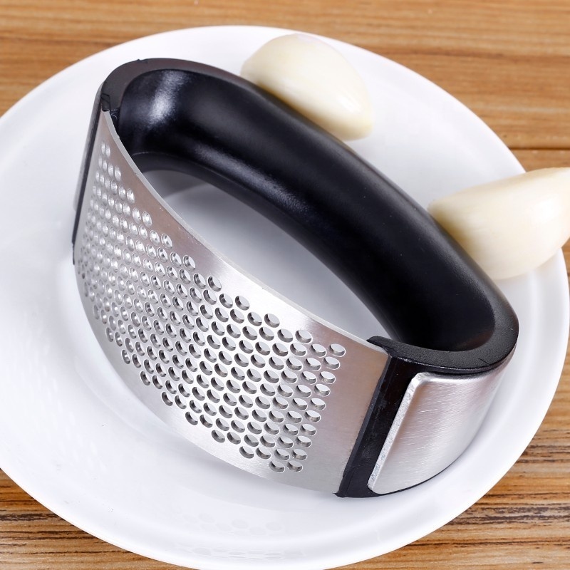 Kitchen portable 304 stainless steel black arc shape hollow-carved small handheld manual vegetable garlic chopper