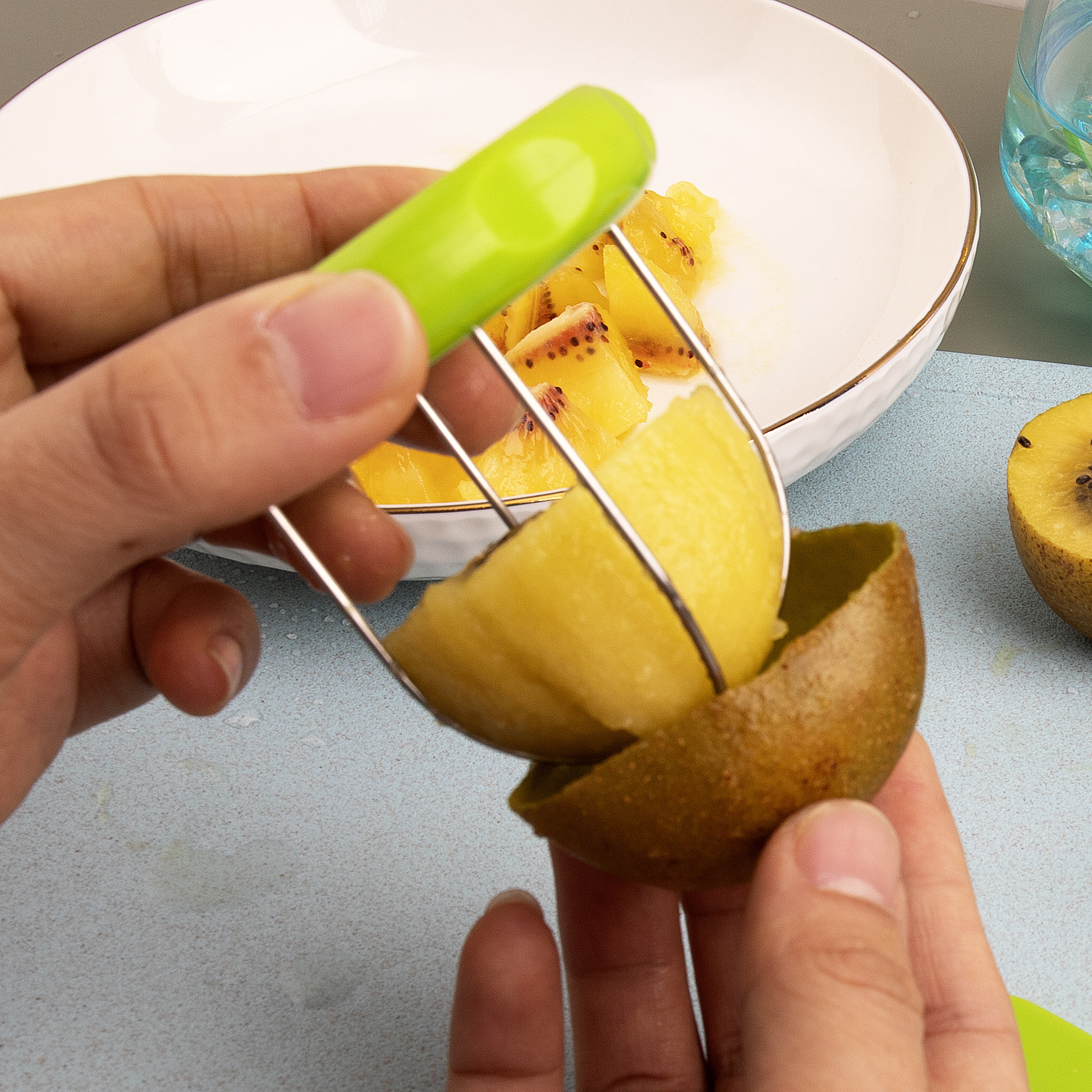 Multi functional one piece kitchen gadgets pp stainless steel plastic manual remove peel mini peeler fruit slicer kiwi cutter